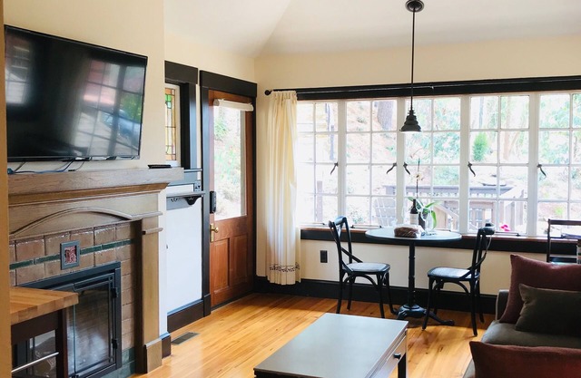 Historic Cottage - Near Grove Park Inn - Private Garden and Covered Swing