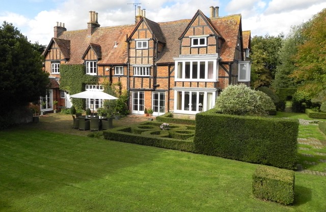 Historic country house with grass tennis court - ideal for entertaining