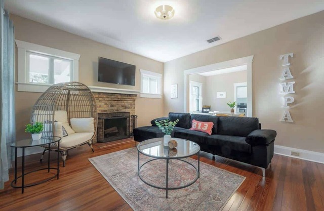 Historic & Cozy Bungalow by Downtown