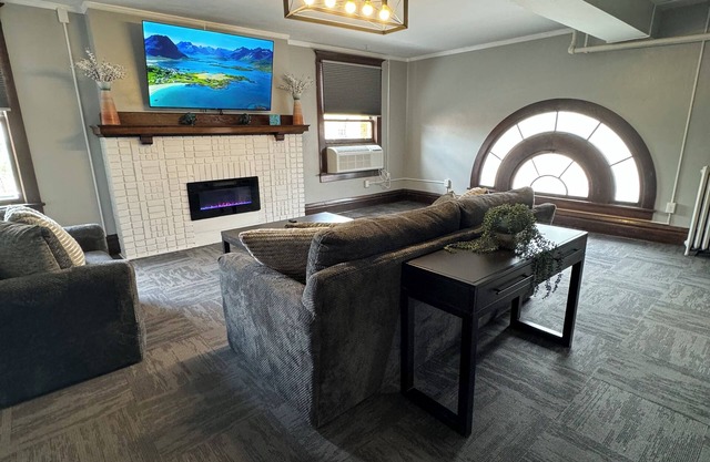 Historic Downtown Apt steps from eateries & WVU