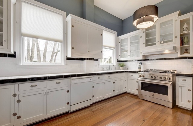 Historic family home - short stroll to Lockhart's Downtown Square.