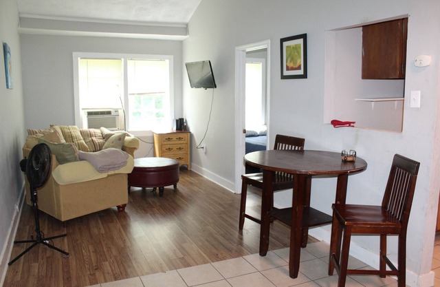 HISTORIC HILL APT1 (Upstairs)