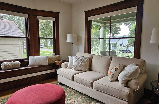 Historic home in downtown De Pere, sleeps 10