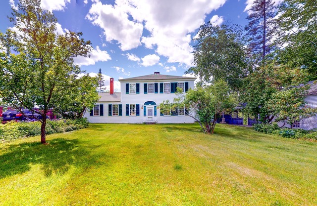 Historic home with porch & mountain/valley views - great for weddings