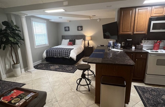 HISTORIC HYDE PARK! STEPS TO BAYSHORE, UT, RIVERWALK- 5 STARS!