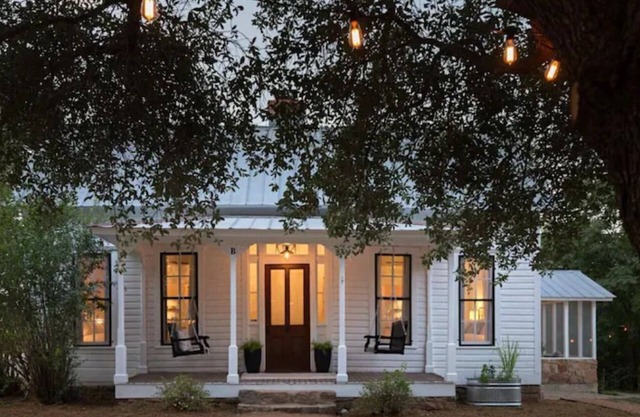 Historic lodging on the banks of the Llano River and One Block to Main Street