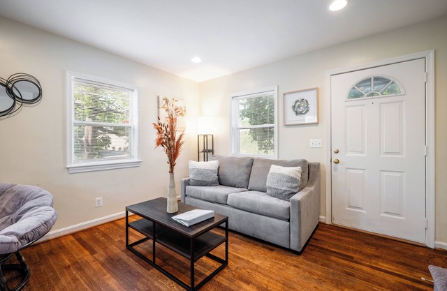 Historic Old Town+Metro Alexandria Townhome Walk Score 95 King Bed Pet Friendly