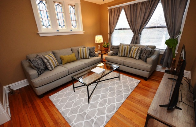 Historic Southwest Gardens Neighborhood, Convenient To Everything, King Bed (2E)