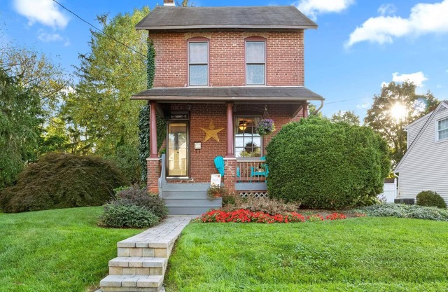 ♛Historic & Spacious Oasis ~ 5★ Location, Backyard