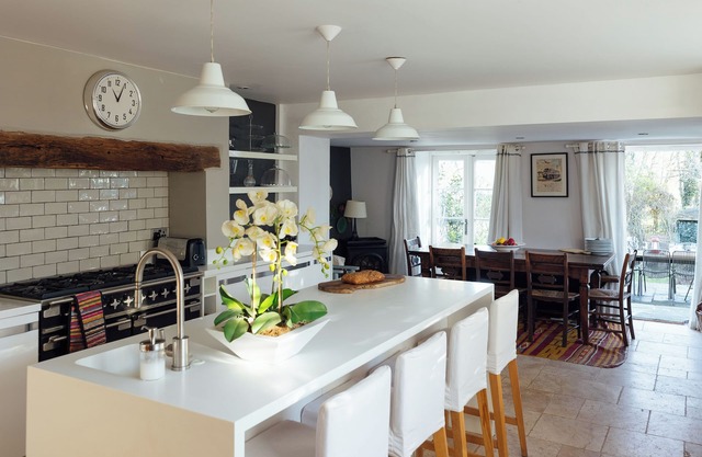 Historic spacious village cottage - perfect getaway for friends and families!