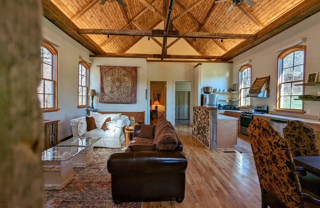 Historic Thomas Chapel house - Half mile from Downtown Boone