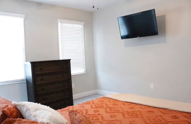 Historical Charming 3 Bedroom Near Portsmouth Naval Hospital and Rivers Casino.