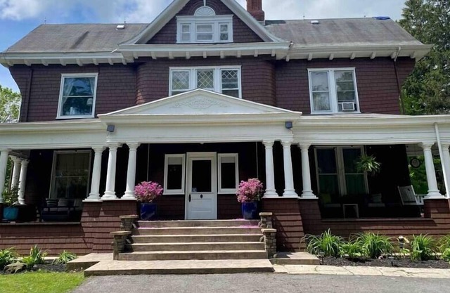 Historical Lakin Victorian Retreat home w/gym