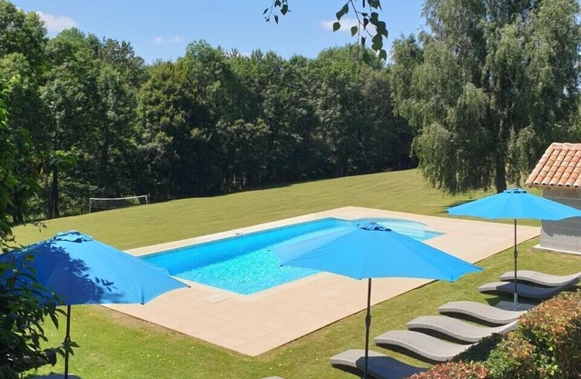 Holiday Gîtes in Dordogne - L'arbre Magnolia, a tranquil gite with pool