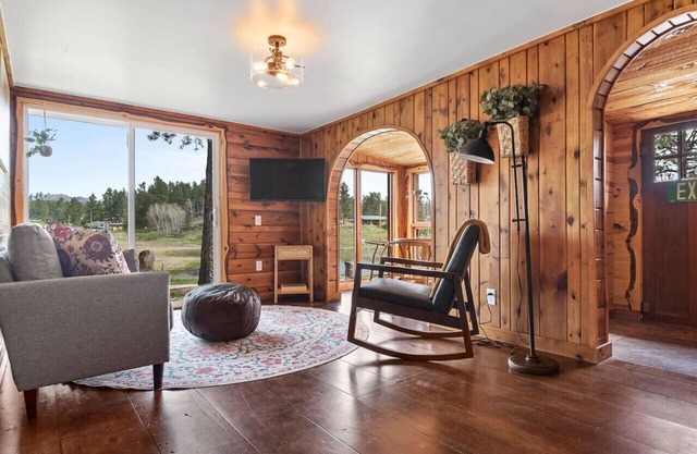 Hobbit Hole: Needle Spire Views + Firepit + Sauna