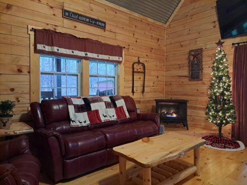 Hocking Hills Cabin, Hot Tub, Private Pond