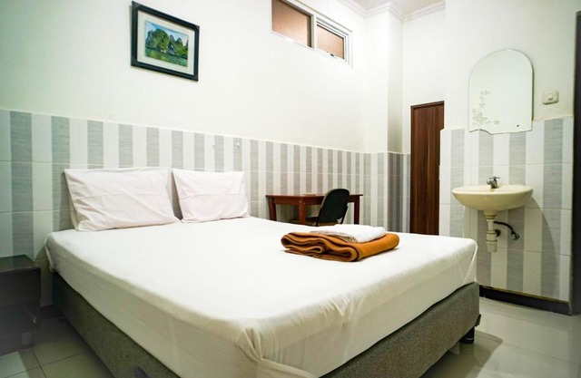 Hoki Homestay Mitra RedDoorz near Rumah Sakit Dr Soetomo Surabaya