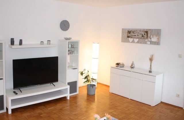 Holiday Apartment 'Auf Dem Kleeberg' with Terrace, Shared Garden & Wi-Fi