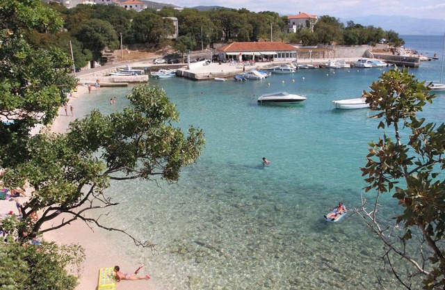 Holiday apartment with swimming pool, air conditioning, satellite TV, internet