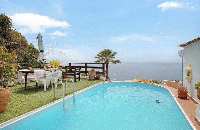Holiday Apartment 'Casa Pelican' with Sea View, Private Pool and Wi-Fi