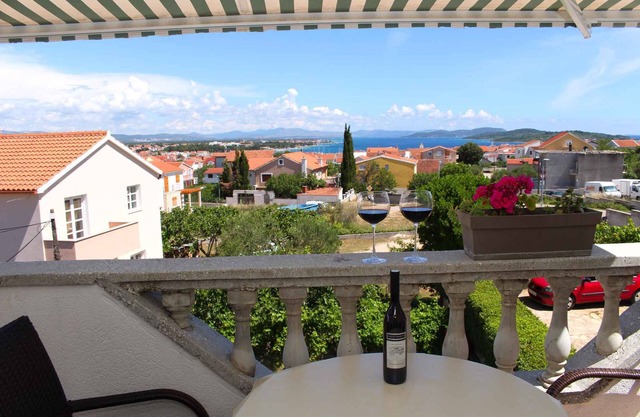 Holiday apartment mit Balkon und Meerblick