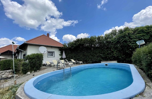 Holiday apartment only 300m from the beach with pool