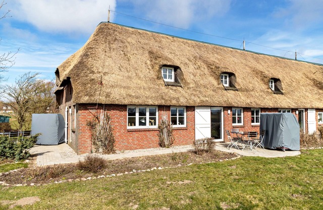 Holiday Apartment "Schipp Landen Lisa" with Shared Garden & Wi-Fi