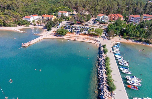 Holiday apartment with air conditioning close to the beach