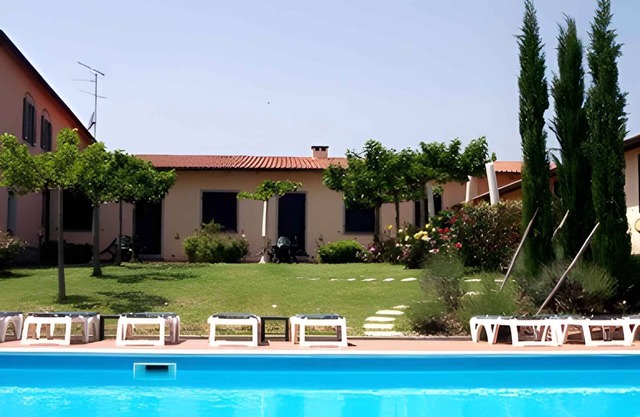 Holiday apartment with air conditioning and outdoor pool