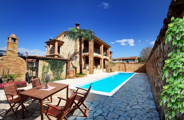 Holiday apartment with pool and Tuscan style
