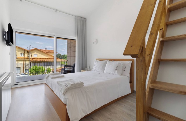 Holiday Bedroom 'Quarto com Mezzanine Cabeço' with Mountain View, Wi-Fi and Air Conditioning