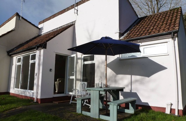 Holiday bungalow, swimming pool, with free WiFi. Pub nearby.