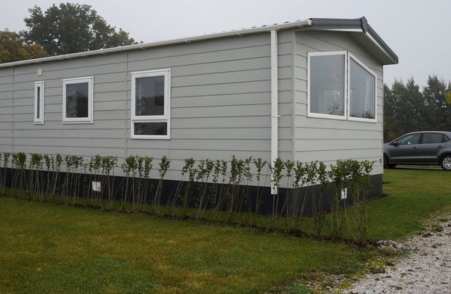 Holiday chalet near the canals of Giethoorn (Dutch Venice) and National Park Weerribben - Wieden, beautiful nature and many animals such as the otter, kingfisher, roe deer, fox, buzzard, hawk and many others. Particularly loved by walkers, cyclists, bi...