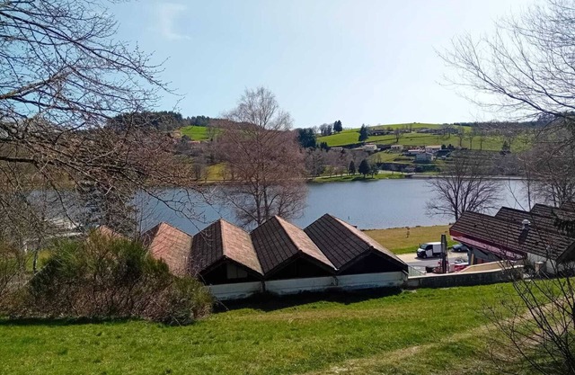 Holiday Home 'Joli Gîte Rouge Au Bord Du Lac' with Shared Terrace, Shared Garden and Wi-Fi