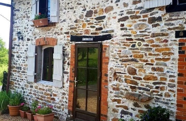 Holiday Cottage with Scandinavian Hot Tub located in Bussiere Poitevine
