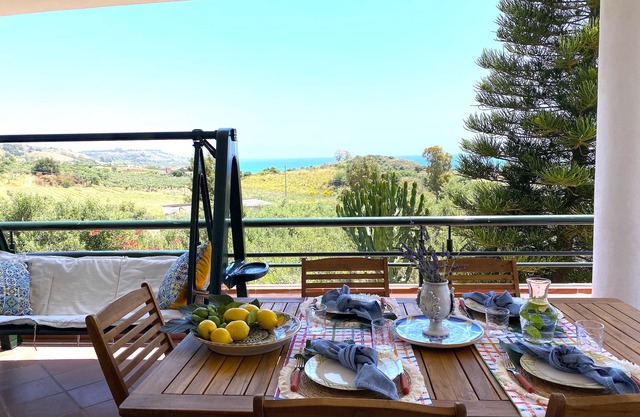 Holiday home with beautiful sea views, 3 minutes walk from the beach