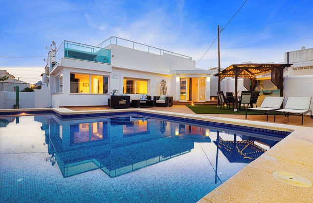 Holiday Home 'Casa Blanca Spaniahome' with Private Pool, Wi-Fi and Air Conditioning
