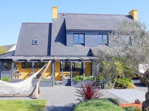 Holiday Home in Guisseny with Jacuzzi & Beach