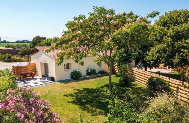 Holiday Home 'Maison Proche Vendée Globe 6p' with Private Terrace and Air Conditioning
