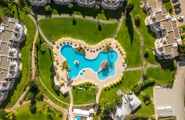 Holiday Home 'N's' with Shared Pool, Shared Garden and Wi-Fi