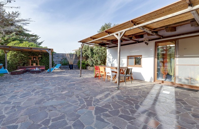 Holiday Home "Samarighouse" close to the Sea with Garden & Wi-Fi