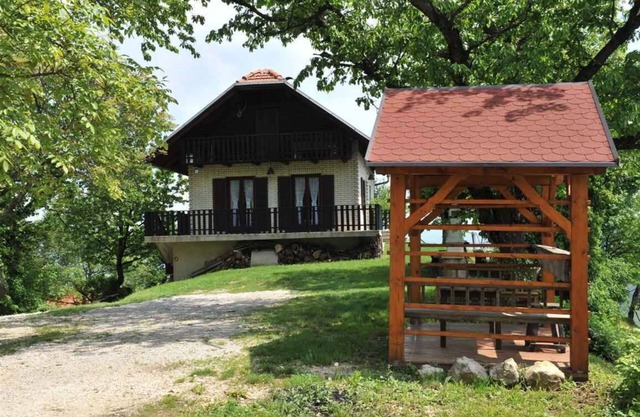 Holiday home with Internet access and barbecue