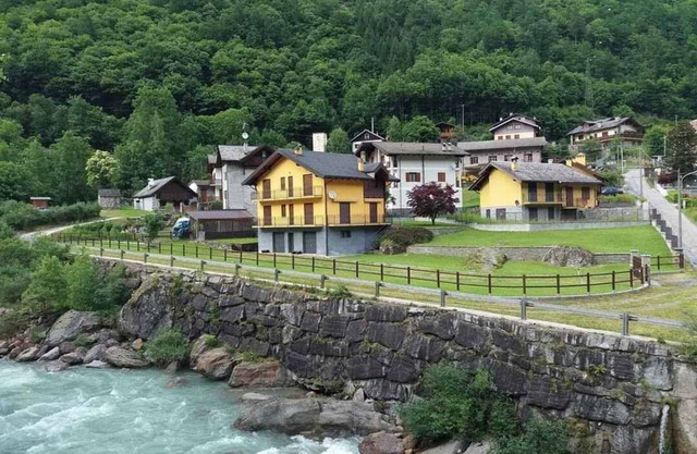 Holiday home Situated in a quiet location in the mountains on the edge of the river with a view of the forest
