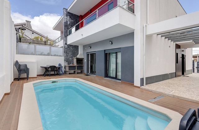 Holiday Home 'Sunset' with Private Pool, Wi-Fi and Air Conditioning
