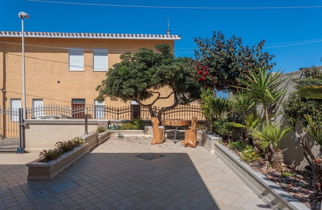 Holiday Home 'Villetta Al Mare - S'archittu' with Private Garden, Wi-Fi and Air Conditioning