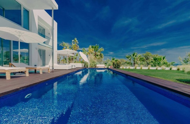Holiday home with whirlpool bathtub