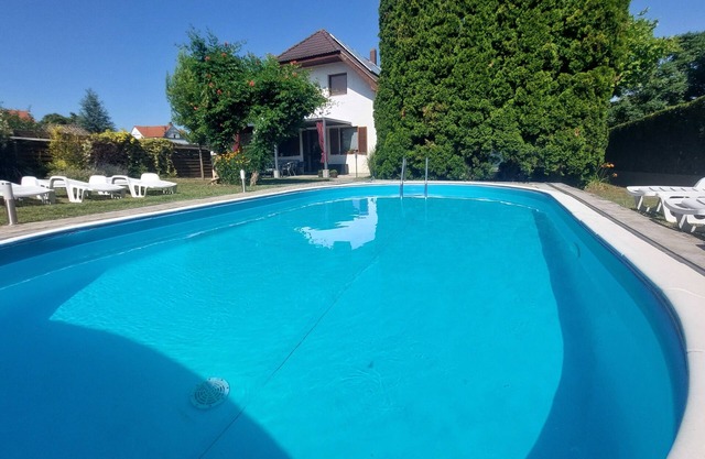 Holiday house for 8 with swimming pool, air-conditioning in silent area