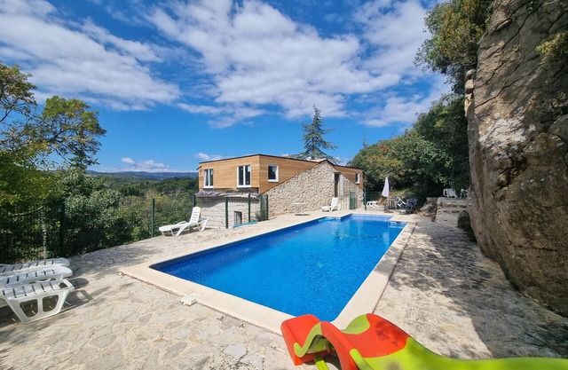 Holiday house for 10 guests with a private pool