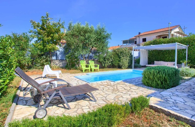 Holiday house NIKA with pool and jacuzzi