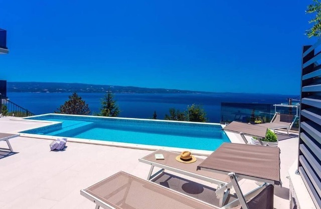 Holiday house Omiš for 1 - 10 persons with 4 bedrooms - Holiday house